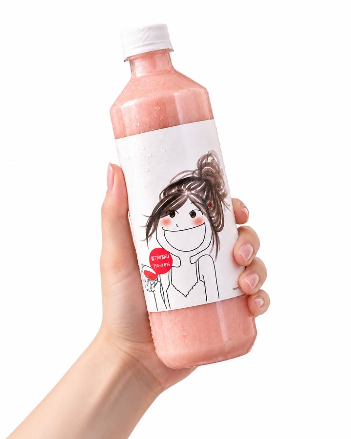 손에 딸기막걸리 한 병을 들고 있다